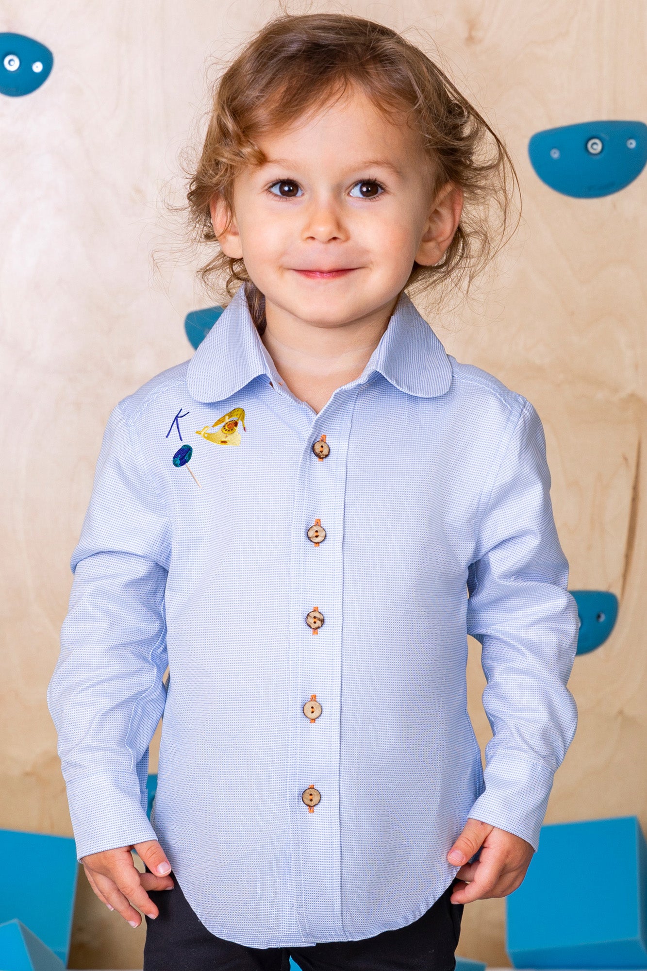 boy.ish anti-spill button-up rounded collar with earthly embroideries