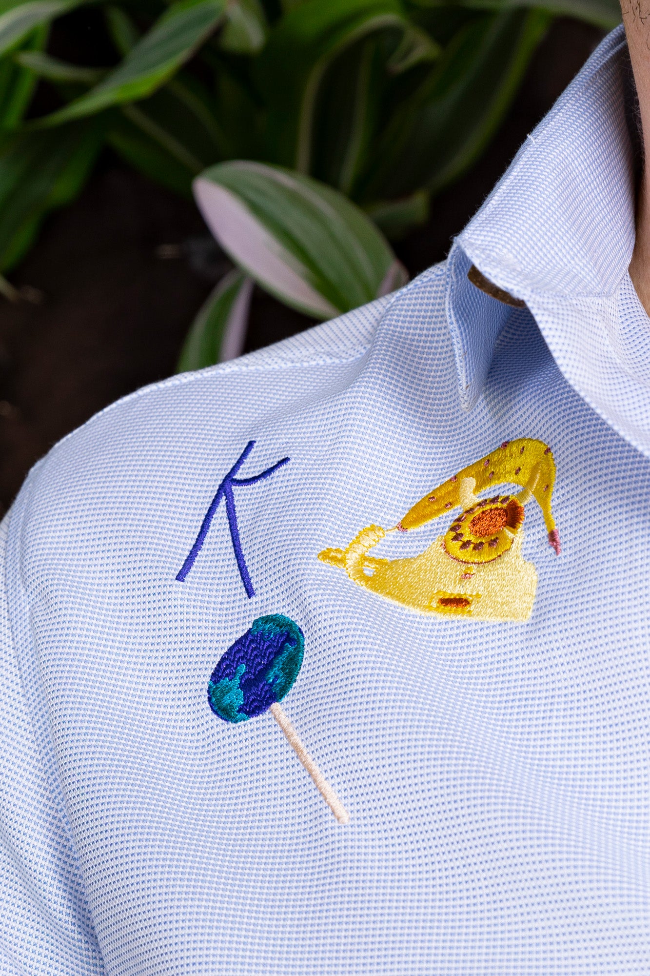 boy.ish anti-spill button-up rounded collar with earthly embroideries